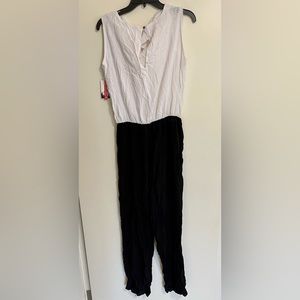 Falcata
White top, black bottom jumpsuit
Size 46 Spain
100 Viscosa
59” long